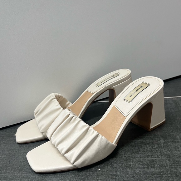 stradivarius Shoes - Stradivarius white block heel sandal size 7